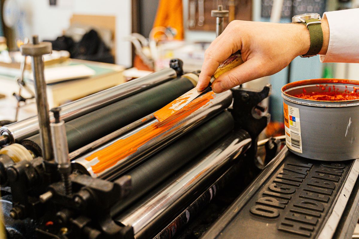 Printing press roller with a printed strip